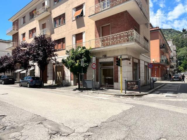 Locale Commerciale in affitto a San Silvestro, Cassino