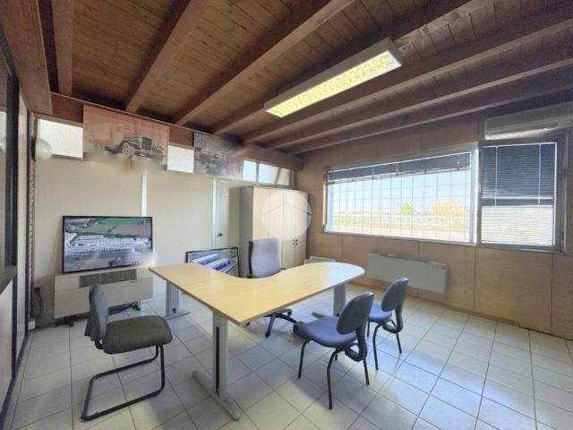 Locale Commerciale in affitto a Castegnato, Lombardia