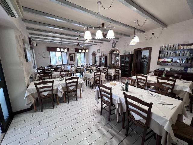 Locale Commerciale in affitto a Castel D'azzano, Veneto