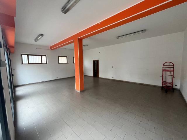 Locale Commerciale in affitto a Cerreto, Marche