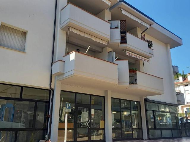 Locale Commerciale in affitto a Cerreto, Marche