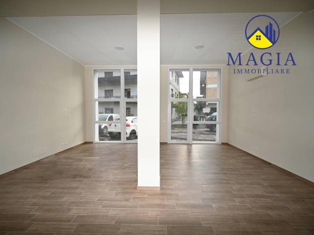 Locale Commerciale in affitto a Cerreto, Marche