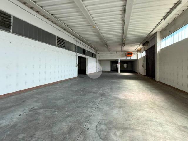 Locale Commerciale in affitto a Castel Goffredo, Lombardia