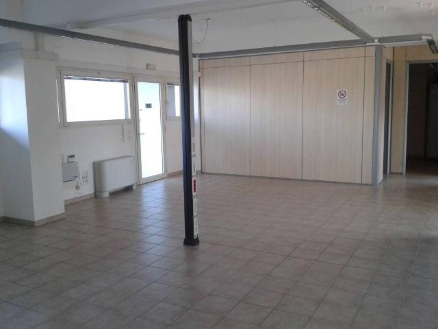 Locale Commerciale in affitto a Nuovo Circondario Imolese, Castel Guelfo Di Bologna