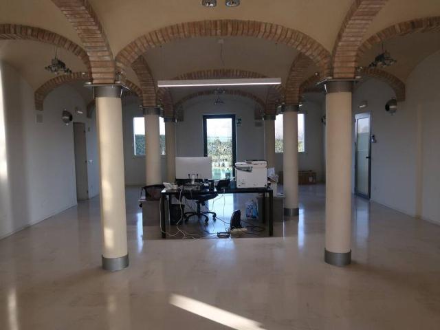 Locale Commerciale in affitto a Unione Reno Galliera, Castel Maggiore