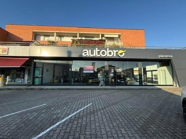 Locale Commerciale in affitto a Castel San Giovanni, Reggio Emilia