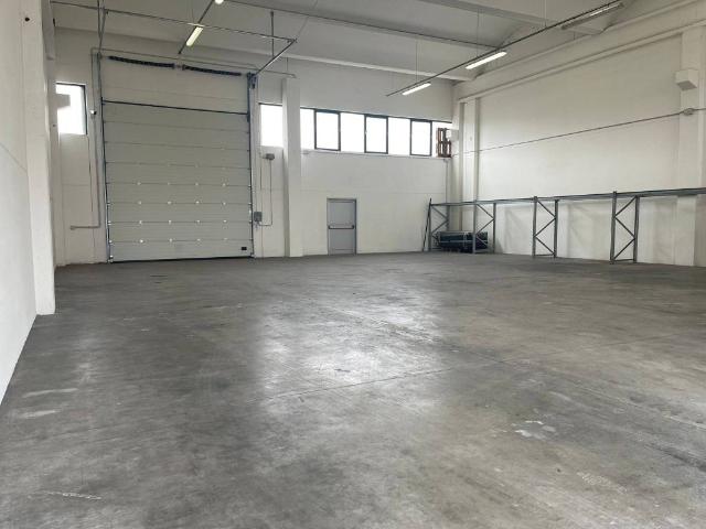 Locale Commerciale in affitto a Castelbelforte, Lombardia