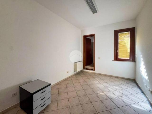 Locale Commerciale in affitto a Castelbelforte, Lombardia