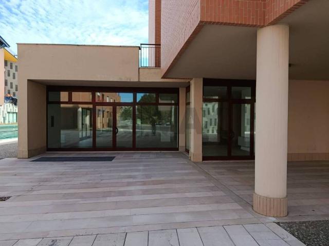 Locale Commerciale in affitto a Marche, Ancona