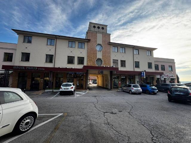 Locale Commerciale in affitto a Via Sicilia, Marche