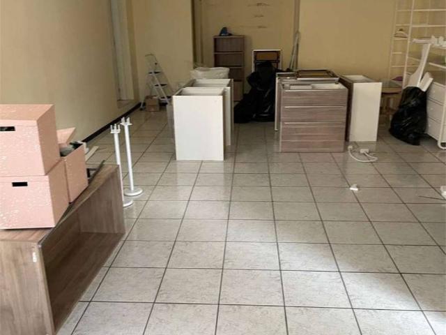 Locale Commerciale in affitto a Figuretta, Marche