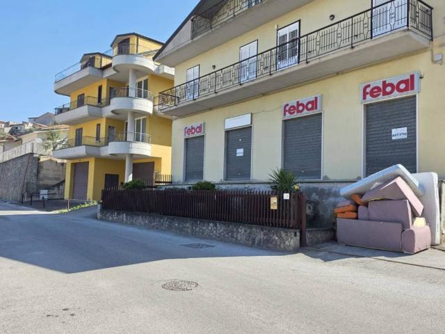 Locale Commerciale in affitto a Castelfranci, Campania