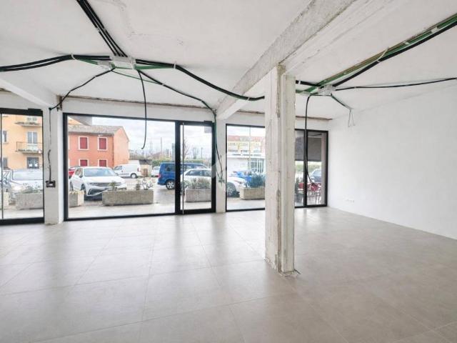 Locale Commerciale in affitto a Castelfranco Veneto, Veneto