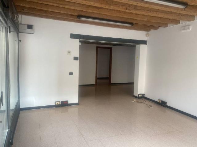 Locale Commerciale in affitto a Castelfranco Veneto, Veneto