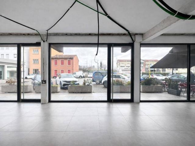 Locale Commerciale in affitto a Castelfranco Veneto, Veneto
