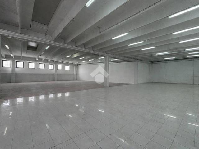 Locale Commerciale in affitto a Castelfranco Veneto, Veneto