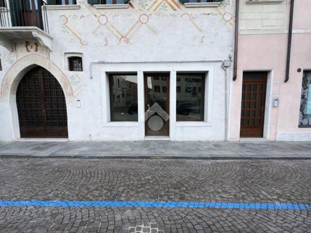 Locale Commerciale in affitto a Castelfranco Veneto, Veneto