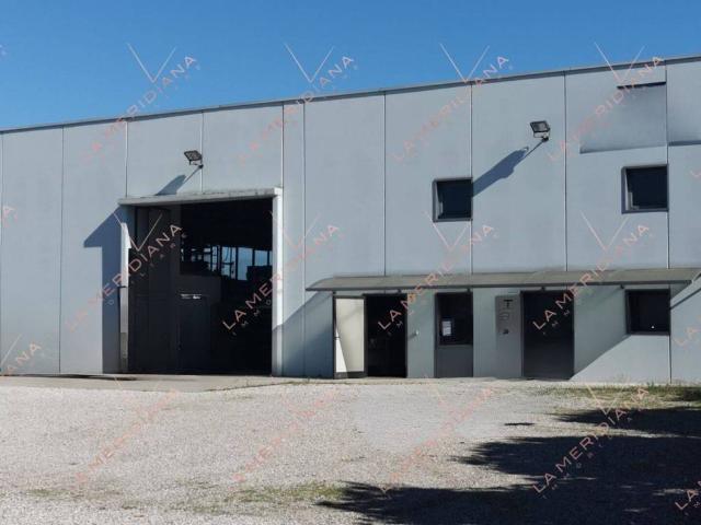 Locale Commerciale in affitto a Castelfranco Veneto, Veneto