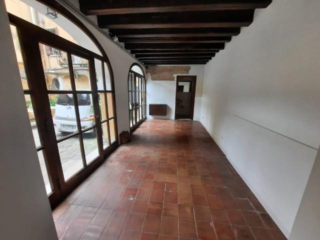 Locale Commerciale in affitto a Castelfranco Veneto, Veneto