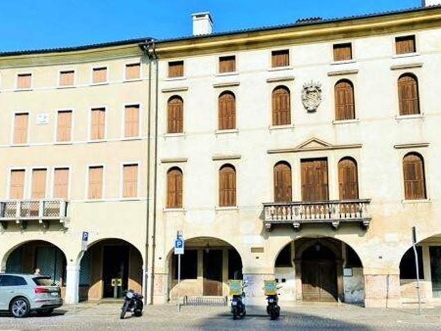 Locale Commerciale in affitto a Castelfranco Veneto, Veneto