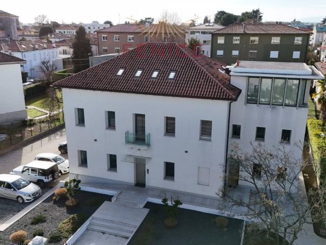 Locale Commerciale in affitto a Castelfranco Veneto, Veneto