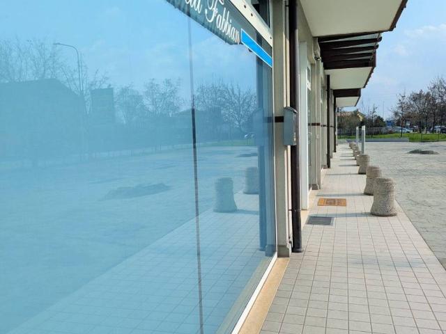 Locale Commerciale in affitto a Castelfranco Veneto, Veneto