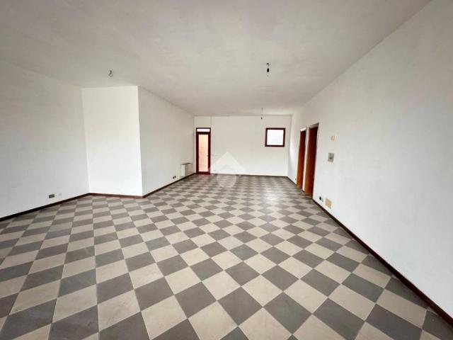Locale Commerciale in affitto a Castelfranco Veneto, Veneto