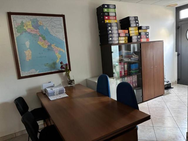 Locale Commerciale in affitto a Castelgomberto, Veneto