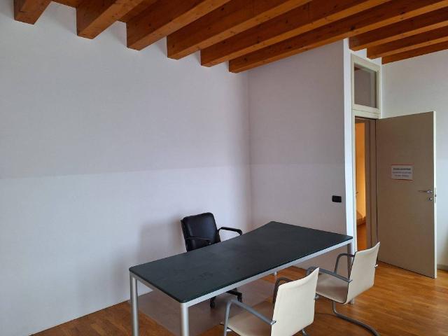 Locale Commerciale in affitto a Castelgomberto, Veneto