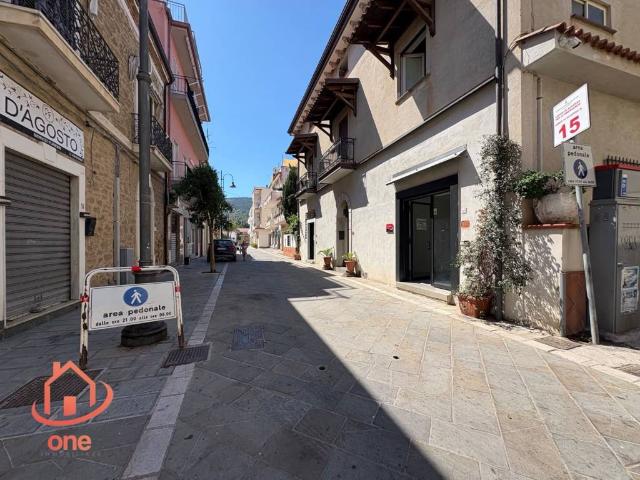 Locale Commerciale in affitto a Castellabate, Campania