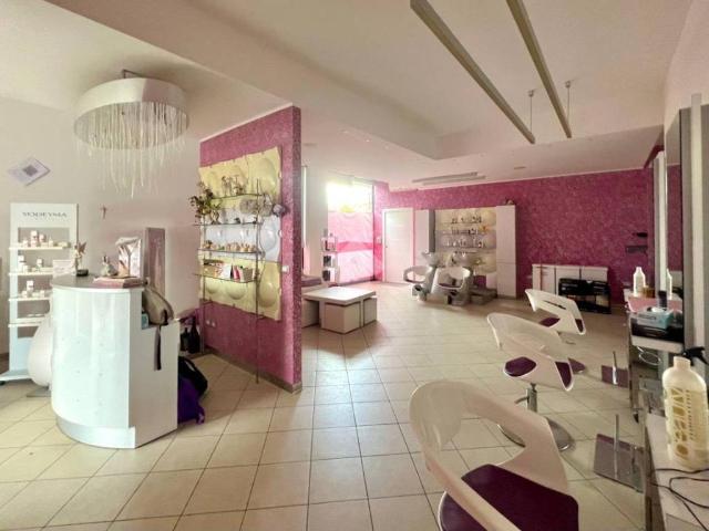Locale Commerciale in affitto a Castellalto, Abruzzo