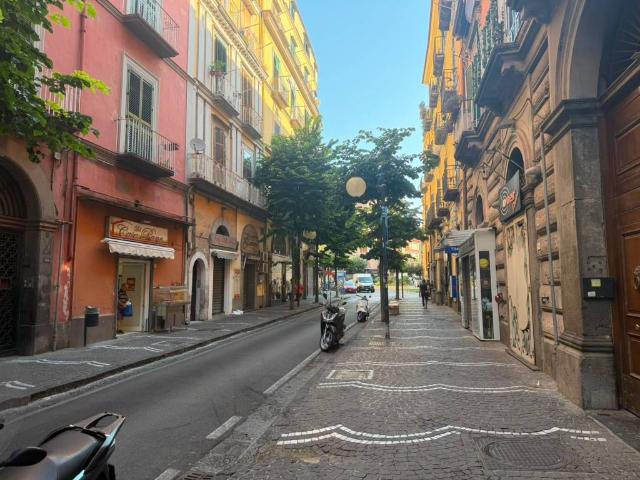 Locale Commerciale in affitto a Castellammare Di Stabia, Campania