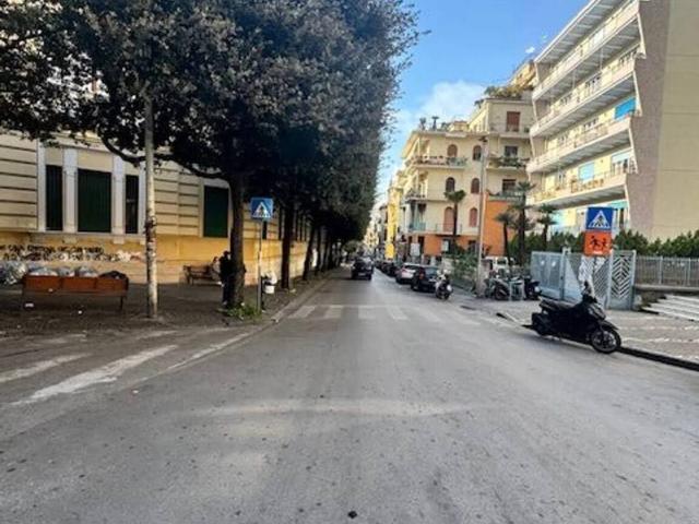 Locale Commerciale in affitto a Castellammare Di Stabia, Campania