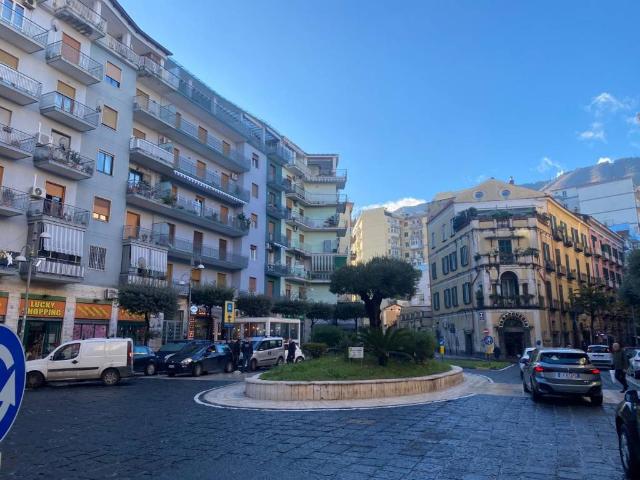 Locale Commerciale in affitto a Castellammare Di Stabia, Campania