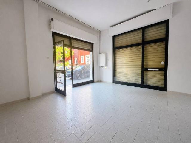 Locale Commerciale in affitto a Puglia, Bari