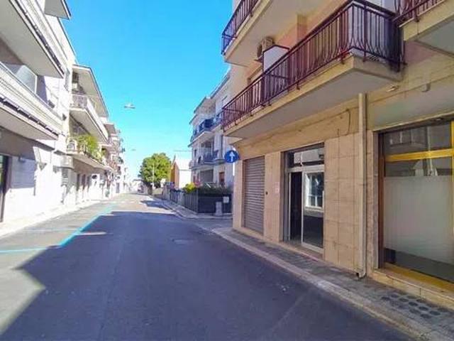 Locale Commerciale in affitto a Puglia, Bari
