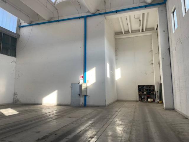 Locale Commerciale in affitto a Tresinaro - Secchia, Re