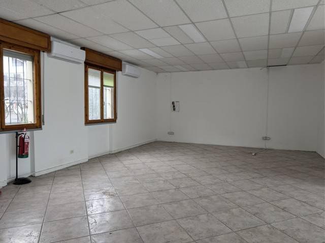 Locale Commerciale in affitto a Tresinaro - Secchia, Re