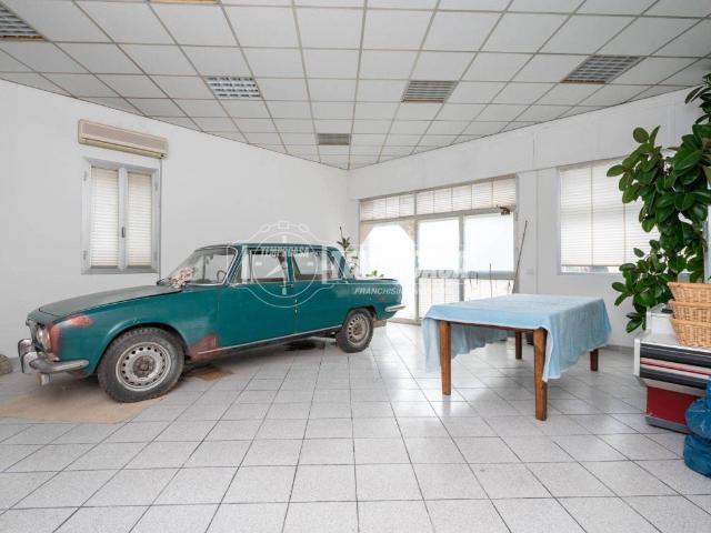 Locale Commerciale in affitto a Tresinaro - Secchia, Re