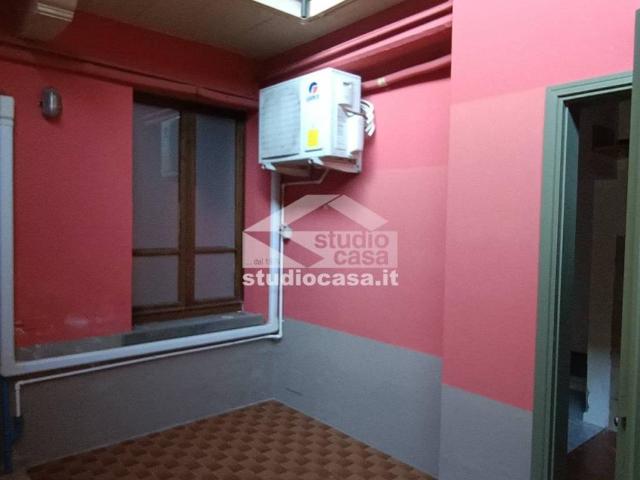 Locale Commerciale in affitto a Castelleone, Lombardia