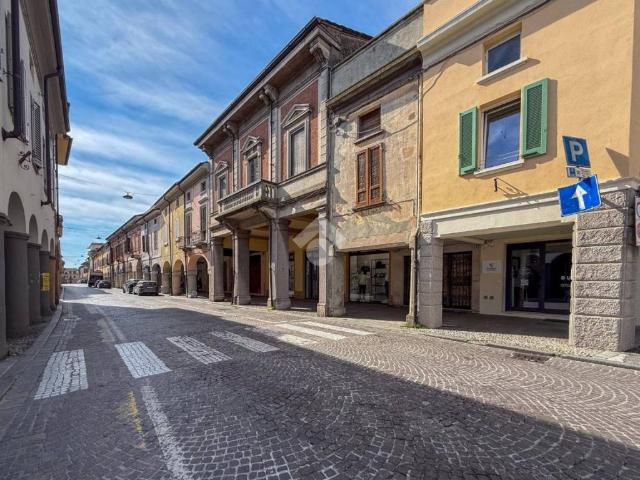 Locale Commerciale in affitto a Castelleone, Lombardia