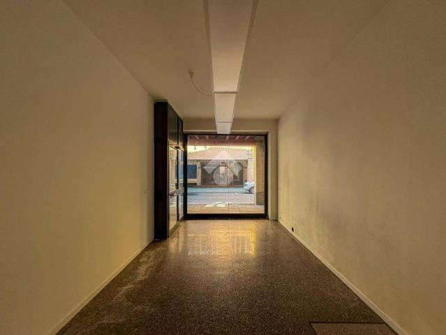 Locale Commerciale in affitto a Castelleone, Lombardia