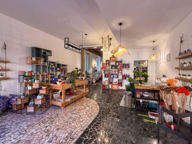 Locale Commerciale in affitto a Castelleone, Lombardia