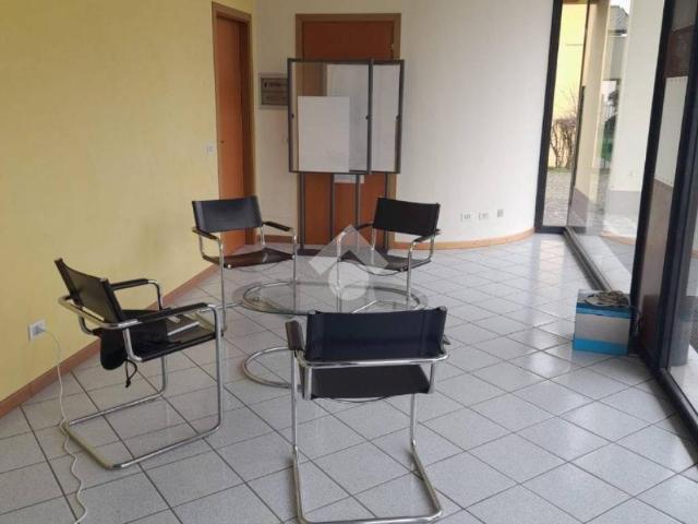 Locale Commerciale in affitto a Castelli Calepio, Lombardia