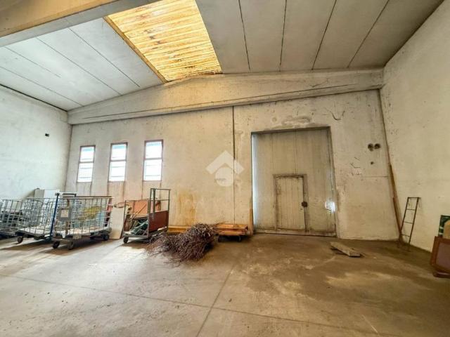 Locale Commerciale in affitto a Fornace, Castello di Brianza
