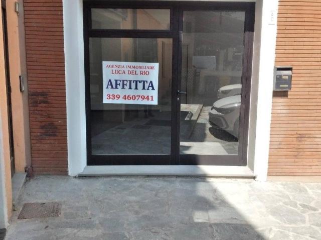 Locale Commerciale in affitto a Appennino Reggiano, Re