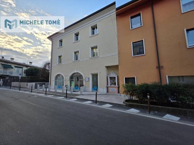 Locale Commerciale in affitto a Castelnuovo Del Garda, Veneto
