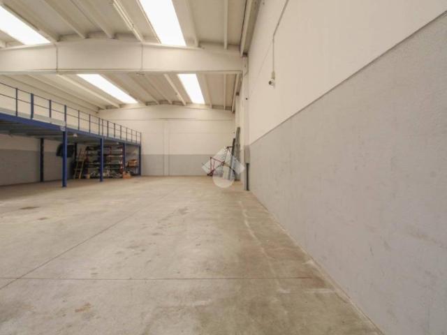 Locale Commerciale in affitto a Unione di comuni Terre di Castelli, Castelnuovo Rangone