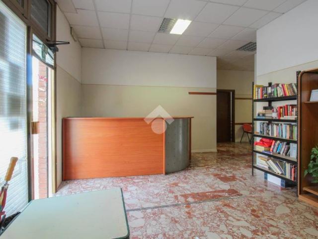 Locale Commerciale in affitto a Unione di comuni Terre di Castelli, Castelnuovo Rangone