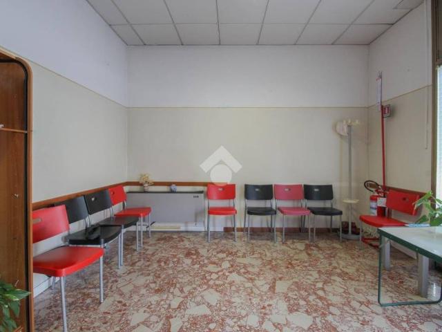 Locale Commerciale in affitto a Unione di comuni Terre di Castelli, Castelnuovo Rangone